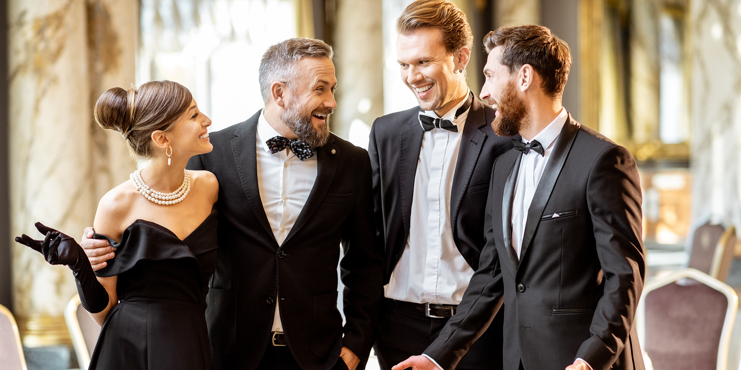 Invitados narrando ante el set en la celebración