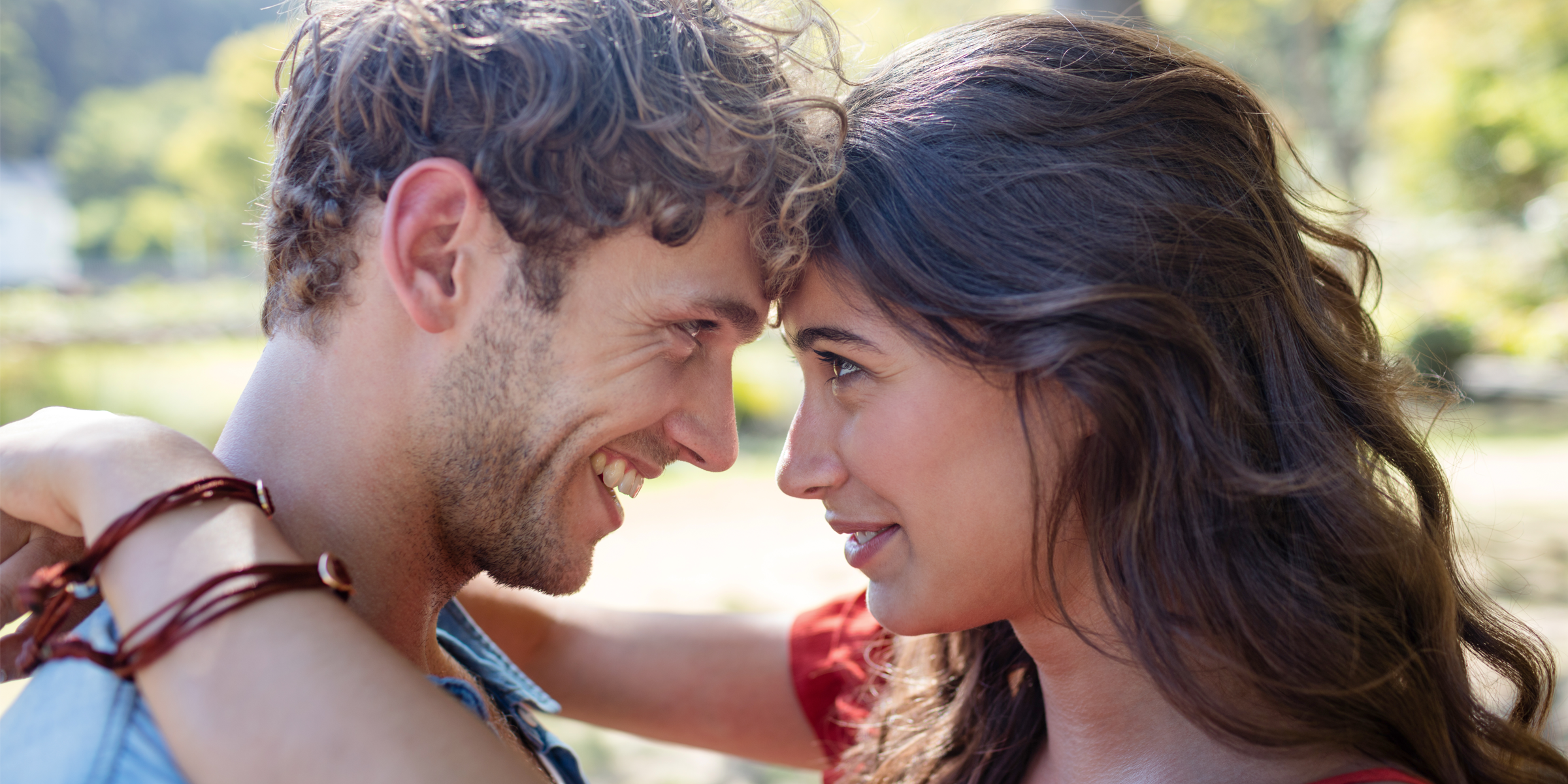 Pareja en un momento íntimo, frente con frente, sonriendo